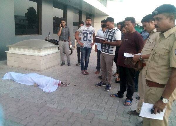 આપઘાત કરતાં અગાઉ તેણે પતિને ફોન કરી ઘરમાં ઉપર સુકવેલાં કપડાં લઈ લેવા જણાવ્યું હતું. ગોત્રી પોલીસને જાણ થતાં ઘટના સ્થળે દોડી ગઇ હતી મૃતક યુવતી મૂળ મહુવાનાં વતની છે. બોરસદ તાલુકાના ઝારોલા ગામે તેમની સાસરી આવેલી છે. જ્યારે તેમનાં માતા-પિતા આણંદ ખાતે રહે છે. દૃષ્ટિએ આપઘાત કેમ કર્યો તે અંગે તપાસ ચાલુ છે.