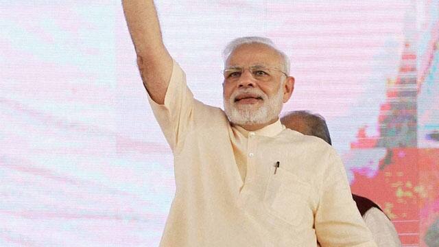 કચ્છની અડધા દિવસની મુલાકાત દરમિયાન વડાપ્રધાન રૂપિયા 1000 કરોડથી વધુ રકમના વિવિધ પ્રોજેક્ટ્સના લોકાર્પણ અને ખાતમુહૂર્ત કરવા ઉપરાંત કચ્છની જનતાને 'સૌની' યોજના થકી મળનારા નર્મદાના નીરના વધામણા કરી જનતાને સંબોધશે. ત્યારબાદ સોમવારે સાંજે ભૂજથી અમદાવાદ આવશે. અહીં એરપોર્ટથી ગાંધીનગર સુધીના માર્ગ પર ઠેર ઠેર તેમના સ્વાગત માટે ભાજપના કાર્યકરો કેસરી સાફામાં ઊભા રહેશે.