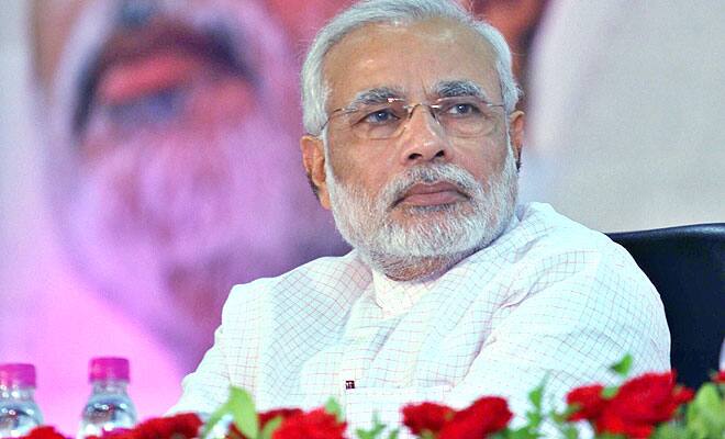 સોમવારે બપોરે બે વાગે વડાપ્રધાન ભૂજ પહોંચશે અને ભૂજથી હેલિકોપ્ટર દ્વારા પ્રથમ કંડલા પોર્ટ પહોંચશે. કંડલા પોર્ટ ખાતે રૂપિયા 996 કરોડના વિકાસ કાર્યોના લોકાર્પણ, ખાતમુહૂર્ત કરશે. વડાપ્રધાન મોદી કંડલા ખાતે કોસ્ટલ ઇકોનોમિક ઝોનના મહત્વાકાંક્ષી પ્રોજેક્ટની જાહેરાત કરશે. દેશમાં 14 કોસ્ટલ ઇકોનોમિક ઝોન વિકસાવવાની વિચારણા થઇ છે તેમાં કંડલા ખાતે પ્રથમ ઝોનની જાહેરાત કરશે. વડાપ્રધાનની મુલાકાતને લઇ સુરક્ષાની પૂરતી વ્યવસ્થા કરવામાં આવી છે. વડાપ્રધાનની સાથે મુખ્યપ્રધાન વિજય રૂપાણી, નાયબ મુખ્યપ્રધાન નીતિન પટેલ, કચ્છના સાંસદ, ધારાસભ્યો વગેરે ઉપસ્થિત રહેશે. કેન્દ્રીય શિપિંગ પ્રધાન મનસુખ માંડવિયા પણ આ પ્રસંગે હાજર રહેશે.