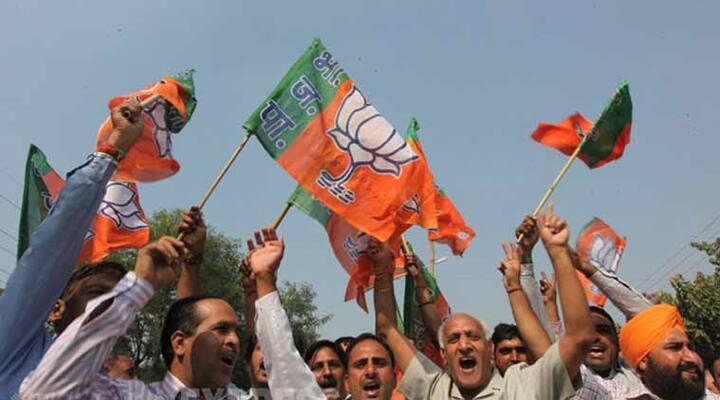 ભાજપનાં સૂત્રોના જણાવ્યા અનુસાર ગુજરાત પ્રદેશ ભાજપે તેના વર્તમાન 123 ધારાસભ્યોમાંથી 53 ધારાસભ્યોનાં પત્તાં કાપવાનો નિર્ણય લીધો છે. આ 53 ધારાસભ્યોને સ્થાને ભાજપ નવા ચહેરાઓને ટિકીટ આપશે. રાજ્યમાં પાટીદાર અનામત આંદોલન અને ઠાકોરોના આક્રમક વલણને કારણે ભાજપે આ નિર્ણય લીધો છે. 