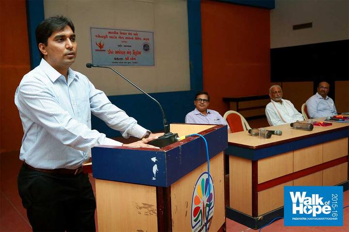 બી. કે. ઠાકર, જે. કે. આસ્તિક, એસ. કે. પંડ્યા, એચ. એન. ઠક્કર, મનોજ, વિક્રાંત પાન્ડેય, વી. એન. દેસાઈ, એ. વી. કલેરીયા, એમ. જી. મોડીઆ, વિજયકુમાર ખરાડી, સુનીલકુમાર ધોલી, ઘન્શ્યામ, અમિત પ્રકાશ યાદવ, પ્રવીણ ચૌધરી, અર્પિત સાગર, દીપ શિખા શર્મા, નેહા કુમારી.