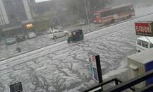 અમદાવાદમાં કરા સાથે વરસાદ પછી રસ્તા પર પથરાઇ ગઈ બરફની ચાદર, જુઓ તસવીરો