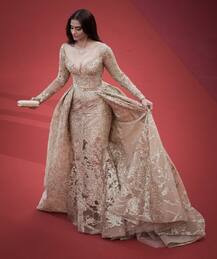Cannes 2017: સોનમ ગોલ્ડન ગાઉનમાં લાગી Gorgeous! 