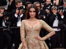 Cannes 2017: સોનમ ગોલ્ડન ગાઉનમાં લાગી Gorgeous! 