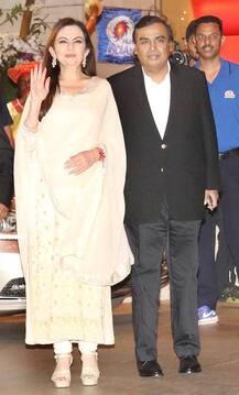 નીતા અને મુકેશ અંબાણીએ આપી મુંબઈ ઈંડિયંસની જીતની પાર્ટી, બિગ બી-સચિન પણ રહ્યા હાજર 