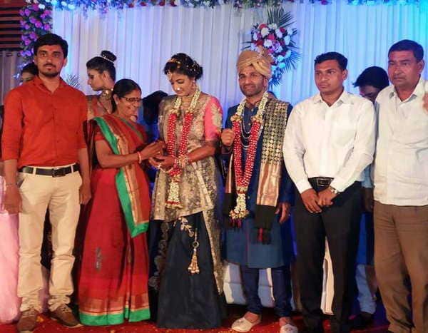ઉષા રાડા મૂળ જામ જોધપુરના સોરઠિયા રબારી સમાજના છે, તેમનાં માતા શિક્ષિકા અને પિતા સરકારી અધિકારી હતા. ઉષા રાડાએ પીટીસી અને પત્રકારત્વમાં માસ્ટર્સ ડિગ્રી મેળવ્યા બાદ નોકરી કરી હતી પણ પરિવારના આગ્રહથી જીપીએસસીની પરીક્ષા આપી અને પાસ થતાં પોલીસ ફોર્સની પસંદગી કરી. ઉષા રાડાએ વડોદરામાંથી જર્નાલિઝમનો અભ્યાસ કર્યો છે. 