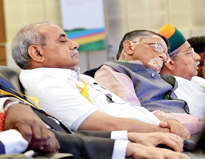 ગાંધીનગર: મહાત્મા મંદિર ખાતે બે દિવસીય આફ્રિકન ડેવલોપમેન્ટ બેંકની 52મી સભાનું મંગળવારે વડાપ્રધાન મોદીએ ઉદ્ઘાટન કર્યું હતું. મીટ દરમિયાન રાજ્યના નાયબ મુખ્યમંત્રી નીતિન પટેલ સહિત રાજ્યકક્ષાના કેન્દ્રિય નાણા પ્રધાન સંતોષ ગંગવાર ઉપરાંત આફ્રિકન ડેલિગેશન પણ કેમેરાની નજરે ઊંઘતા ઝડપાઇ ગયા હતા.