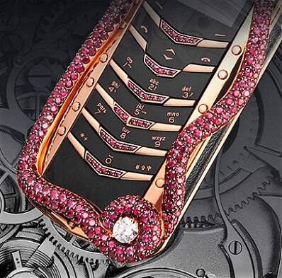 Vertu Signature Cobraને ફ્રાન્સની જ્વેલરી કંપનીએ ડિઝાઈન કર્યો છે. આ ફોનના સાઈડમાં એમરાલ્ડ સ્ટોનવાળો કોબરા સાપ બનેલ છે. કહેવાય છે કે, તેમાં જેમ હીરા લાગેલ છે જે ખૂબ જ મોંઘા છે.