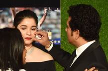 \'સચિન- એ બિલિયન ડ્રિમ્સ\'ના પ્રીમિયરમાં સચિનની દિકરી સારા સાથે Cute Moment, જુઓ તસવીરો 