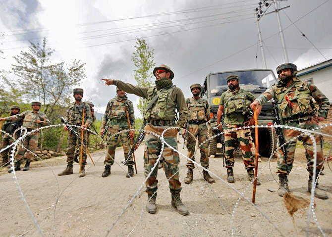  ગુપ્તચર એજન્સીના સૂત્રોના જણાવ્યા મુજબ, એલઓસી પર પાકિસ્તાન આવા હુમલાની ફિરાકમાં જ છે. PoKમાં આવા 4-5 આતંકી કેમ્પ સક્રિય છે. આ કેમ્પોમાં પાક સેનાની સ્પેશિયલ સર્વિસ ગ્રુપ (એસએસજી)એ ગત મહિને બેટ ટીમને ટ્રેનિંગ આપી હતી.