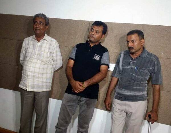  સુરતના દિપક સોનીની જામનગરમાં સાથે રહેતા ત્રિલોક બાલકૃષ્ણ દવે અને સુલેમાન મુસા ભટ્ટી સાથે ઓળખાણ થયા બાદ નોટ બદલીનું ષડયંત્ર રચવામાં આવ્યું હતું. જૂની ચલણી નોટો કોની છે તે અંગે એસઓજી દ્વારા આકરી પૂછપરછ થઇ રહી છે. 1 કરોડની જૂની ચલણી નોટોના બદલામાં રૂપિયા 22 લાખની નવી નોટો આપવાની લાલચ આપનાર જામનગરના 2 શખ્સો પાસેથી કોઈ રોકડ રકમ મળી નથી. 