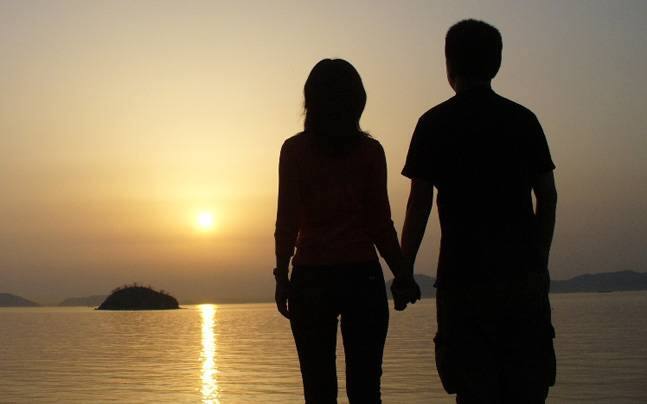 આ ફરિયાદ પરથી પોલીસે તપાસ શરૂ કરી છે. એ-ડિવીઝનના એએસઆઇ અરવિંદભાઇ મકવાણાએ વિનયકાંતભાઇ હિરાણીની ફરિયાદ પરથી અલ્કાપુરીમાં રહેતાં તેના પુત્ર કોસ્તુભ વિનયકાંત હિરાણી, તેમના પત્નિ રેખાબેન હિરાણી અને ત્રણ અજાણ્યા શખ્સો સામે આઇપીસી 506 (2), 384, 114 મુજબ ગુનો નોંધ્યો છે.