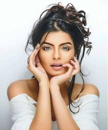 પિંક બિકિનીમાં જોવા મળી બિગ બોસ ફેમ સોનાલી રાઉત, જુઓ PHOTOS