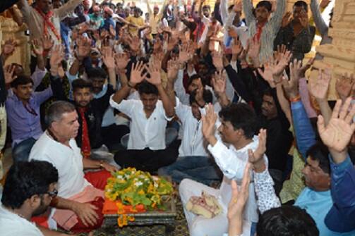  મહત્વનું છે કે આ યાત્રા જ્યાંથી પસાર થવાની હતી ત્યાં પોલીસ ઉચ્ચ અધિકારીઓ બંદોબસ્તમાં હતા.. તેમ છતાં કોઈ પગલાં લેવાયા નહીં. આ વિજય સંકલ્પ યાત્રામાં 182 સીટ પર ગુજરાતનો વિજય થાય તેવી આશા સાથે યાત્રા યોજાઈ હતી.