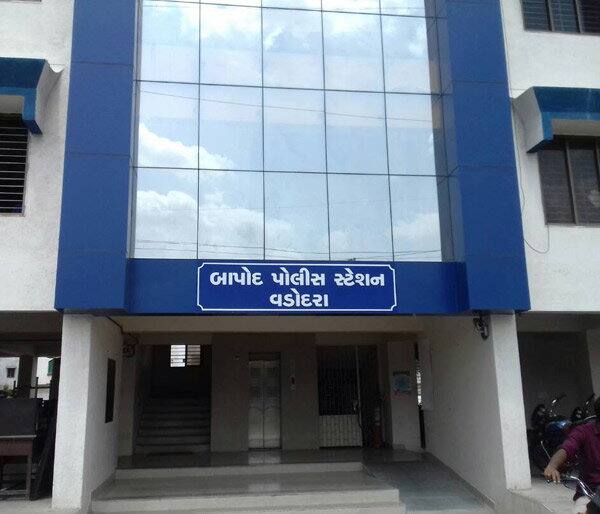 આથી દીકરી ગુમ થઈ હોવાનું જણાતા તેમણે પરિવારજનોને જાણ કરી હતી. આ પછી આસપાસમાં તપાસ હાથ ધરી હતી, પરંતુ દીકરી મળી આવી નહોતી. આખી રાત પરિવાર દીકરીની રાહ જોતો રહ્યો હતો. લોકોને જાણ થતાં પાડોશીઓ અને પરિચતો ઘરે આવી ગયા હતા. 