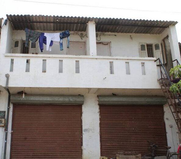 તપાસમાં સગીરા પર ભાડૂઆત તરીકે રહેતા યુ.પી.ના આશિષ જગદીશ આહિર સહિત ત્રણ યુવાનોને ગેંગરેપ કર્યો હોવાનું સામે આવ્યું છે. પિતાની ફરિયાદને આધારે બાપોદ પોલીસે યુ.પી.ના આશિષ આહિર સહિત બે યુવાનોની અટકાયત કરી લીધી છે. અન્ય એકની શોધખોળ કરી રહી છે. અટકાયત કરાયેલા બે યુવાનો અને કથિત ગેંગરેપનો ભોગ બનેલી સગીરાની પૂછપરછ બાદ અન્ય વિગતો બહાર આવશે. 