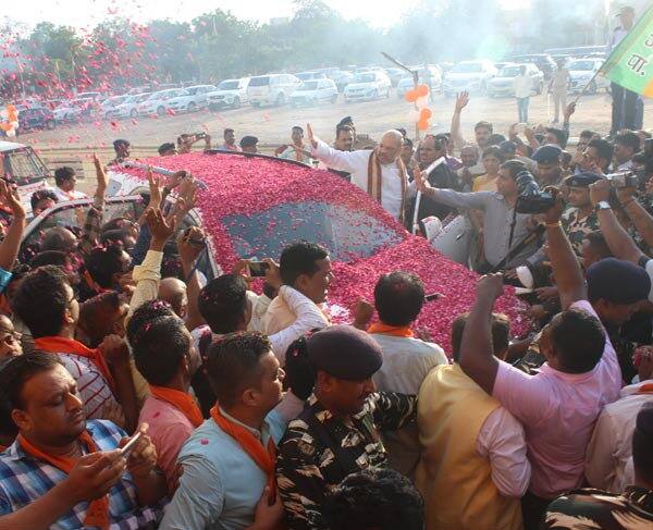 સયાજીરાવ નગરગૃહ ખાતે અમિત શાહના કાફલાનું આગમન થતાં ભાજપના કાર્યકરોએ આતશબાજી કરી પુષ્પવર્ષા કરી તેમને વધાવી લીધા હતા. કાર્યકરોના ઉત્સાહમાં અમિત શાહની કાર આખી ફૂલોથી ઢંકાઇ ગઇ હતી. કાર્યકર્તાઓએ ગાડીની બંને બાજુએથી પુષ્પ વર્ષા કરતાં હોવાથી અમિત શાહ ગુસ્સે થઇ ગયા હતા.