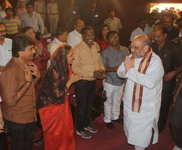 તેમણે જણાવ્યું હતું કે, દેશમાં માત્ર ભાજપ અને કમ્યુનિસ્ટ પાર્ટીમાં આંતરિક લોકતંત્ર સલામત છે. ભાજપમાં આંતરિક લોકતંત્ર છે અને 16 વર્ષનો કિશોર ભલે આજે પોસ્ટર લગાડતો હોય પણ જો તેનામાં ઝઝૂમવાની તાકાત હોય, કર્મઠ હોય તો રાષ્ટ્રીય અધ્યક્ષ બની શકે છે, વડાપ્રધાન થઇ શકે છે, મુખ્યમંત્રી થઇ શકે છે.