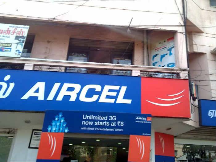 RComના ચેરમેન અનિલ અંબાણીએ કહ્યું કે, કંપનીમાં રણનીતિ બદલવાની યોજનાને લેન્ડર્સે સ્વીકારી લીધી છે. તેમણે કહ્યું કે, આરકોમનું રેટિંગ ઘટવાથી નિરાશ છું. હવે તેમનો પ્રયત્ન હશે કે નાણાંકીય શાખ ફરીથી પ્રસ્થાપિત કરવી જેવી પહેલા હતી. અંબાણીએ આગળ કહ્યું કે, અમે અમારા દેવામાં ઘટાડો કરવા માટે આકોમના વૈશ્વિક કારોબારના રણનીતિક વેચાણ પર વિચાર કરી શકીએ છીએ. અંબાણીએ જણાવ્યું કે, આરકોમ-એરસેલના મર્જર બાદ નવી વાયરલેસ કંપનીનું નામ એરકોમ હશે. એરકોમમાં આરકોમની હિસ્સેદારી 50 ટકા હશે.