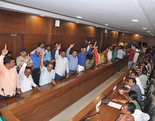 ભાજપી સભ્યોએ ભારત માતાની જય બોલાવી હતી. નોંધનીય છે કે, કોંગ્રેસના નારાજ નેતા શંકરસિંહ છાવણીના નગરસેવક સંજય બ્રહ્મભટ્ટ ચૂંટણી પ્રક્રિયાથી અળગા રહેતાં બાપુ જાય છે ની અટકળોને બળ મળ્યું હતું. આમ ભાજપે લાંબા સમયથી ચાલતા ઓપરેશનને પાર પાડીને કોંગ્રેસનો ખેલ પાડી દીધો છે. 