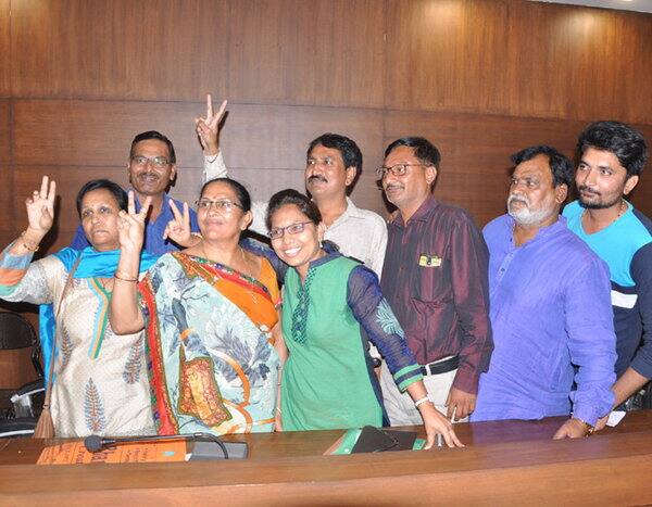 મહેસાણા: કોંગ્રેસ શાસિત મહેસાણા નગરપાલિકામાં ઘર ફૂટે ઘર જાય જેવો ઘાટ થયો હતો અને ભાજપે કોંગ્રેસના બળવાખોરોના ટેકાથી નગરપાલિકા કબજે કરી છે. શનિવારે યોજાયેલી ચૂંટણીઓ પછી જોરદાર આક્ષેપબાજી થઈ હતી અને પાટીદાર અનામત આંદોલનમાં માર્યા ગયેલાં લોકોનાં નામનો પણ ઉલ્લેખ થયો હતો.