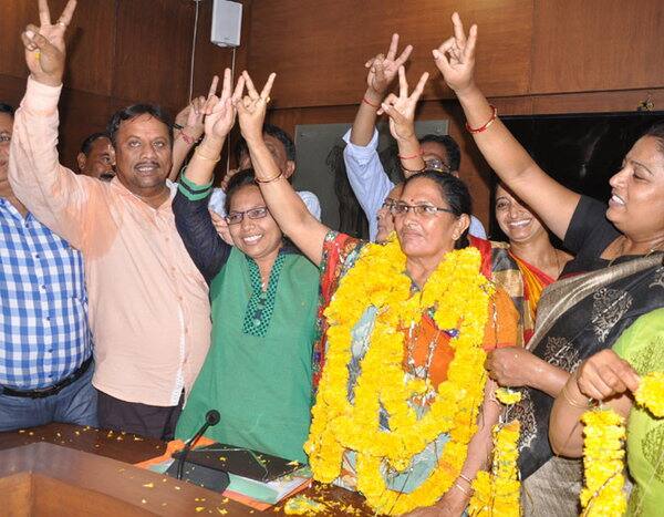 સોનલબેને એમ પરણ કહ્યું હતું કે, પૈસા અને સત્તાની લાલચમાં આવી ગયેલા આ પાટીદાર સભ્યોએ ટિકિટ મેળવી ત્યારે શહીદ નિષીથ પટેલની તસવીર પર હાથ મૂકીને ભાજપમાં નહીં જોડાવવા સોગંધ લીધા હતા, પરંતુ તેમણે સત્તા માટે ભાજપનો ટેકો લીધો છે અને શહીદોનું અપમાન કર્યું છે.