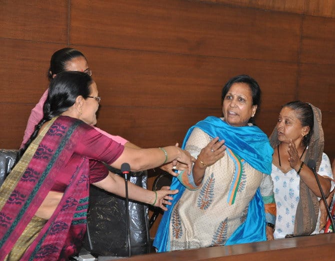  દરમિયાનમાં બળવો કરનારાં કોંગી સભ્ય સ્મિતાબેન જહા અને કોંગ્રેસનાં પલ્લવીબેન વચ્ચે ભારે તડાફડી થઈ હતી. સિમ્તાબેને સામે બેઠેલા પક્ષનાં પલ્લવીબેન સામે ચાલુ માઇકે તું ઇજ્જત વગરની કોને કહે છે, જાહેરમાં લાફો મારી દઇશ તેમ કહેતાં બંને મહિલા સભ્યો બાખડી હતી. તેથી પોલીસને દરમિયાનગીરી કરવાની ફરજ પડી હતી.