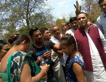 ગાંધીનગરઃ અકસ્માત જોતા CM રૂપાણીએ રોકાવ્યો કાફલો, ઇજાગ્રસ્ત મહિલાને મદદ માટે આપી કાર