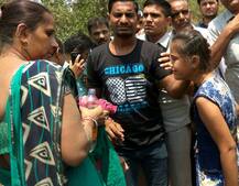 ગાંધીનગરઃ અકસ્માત જોતા CM રૂપાણીએ રોકાવ્યો કાફલો, ઇજાગ્રસ્ત મહિલાને મદદ માટે આપી કાર