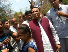 ગાંધીનગરઃ અકસ્માત જોતા CM રૂપાણીએ રોકાવ્યો કાફલો, ઇજાગ્રસ્ત મહિલાને મદદ માટે આપી કાર