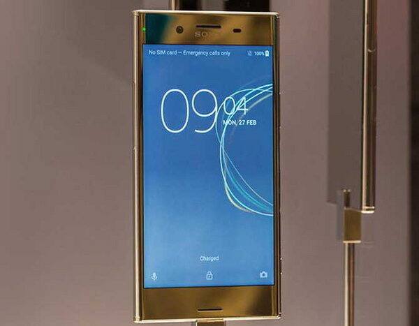 ફોનને અમેઝોનની સાથે સોનીના રિટેલ સ્ટૉર પરથી પ્રી-બુક કરાવી શકાશે. આ ફોન 12 જૂનથી બધા માટે અવેલેબલ થઇ જશે. આ ફોનની ડિસ્પ્લે 5.5 ઇંચની છે. ડિસ્પ્લેમાં કંપનીની ટ્રાઇ લ્યૂમિનસ ટેકનોલૉજીનો યૂઝ કરવામાં આવ્યો છે. આમાં યૂઝરને હેન્ડસેટ ચલાવવામાં બેસ્ટ એક્સપીરિયન્સ મળશે.