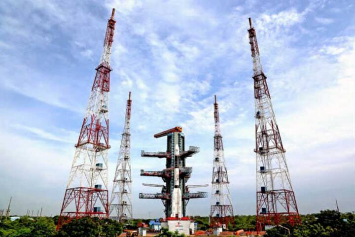 ભારત માટે આજનો દિવસ ઐતિહાસિક રહ્યો હતો. જીએસએલવી માર્ક ૩ પોતાની ઐતિહાસિક ઉડાણ ભરી હતી. જીસેટ ૧૯ નામના સંચાર ઉપગ્રહને દરિયાઇ સપાટીથી ૩૫૭૮૫ કિમી ઉંચી જમીની કક્ષામાં સ્થાપિત કરવામાં આવશે. ઇસરોની યોજના ૨૦૧૮માં જીસેટ ૧૧ છોડવાની છે. ત્યારબાદ ડેટાસ્પીડ ૧૪ જીબી પ્રતિ સેકન્ડ થઇ જશે. દેશની દૂરસંચાર વ્યવસ્થામાં મોટુ પગલું રહેશે. જીએસએલવી માર્ક ૩ રોકેટનું વચન ૨૦૦ હાથીના બરોબર છે અને ઉંચાઇ ૪૩ મીટર છે. સૌથી ભારે રોકેટ તરીકે આને ગણવામોં આવે છે જેથી આને ફેટબોય નામ અપાયું છે.