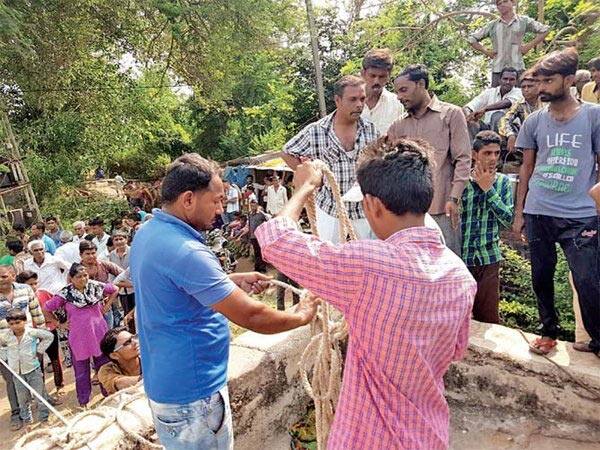 ઉમરેઠ તાલુકાના શીલી ગામે નવા રોહિતવાસમાં રહેતી અંજુબેન વિનુભાઈ રોહિત (ઉ.વ.30)ના 15 દિવસ અગાઉ લગ્ન થયા હતા. જોકે, અંજુબેનને ફળિયામાં રહેતાં દિનેશ જીવાભાઈ મકવાણા સાથે પ્રેમ સંબંધ હતા. ત્યારે ગઈ કાલે રવિવાર વહેલી સવારે ગામની સીમમાં મોનબા માતાના મંદિર નજીક આવેલ તાડીયાકૂવામાં પડતું મુક્યું હતું. કૂવામાં પાણી હોવાથી બંને ડૂબવા લાગ્યા હતા. 