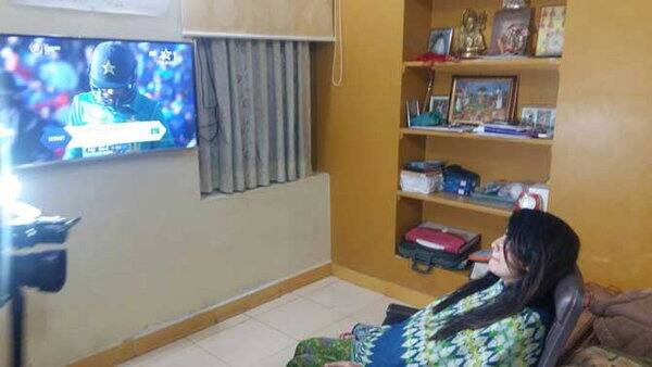 મેચ પૂરી થયા બાદ મોડી રાત્રે રવિન્દ્રએ રાજકોટમાં રહેતા પત્નીને ફોન કર્યો હતો. રીવાબા હાલ પ્રેગનેન્ટ છે અને ગમે તે ઘડીએ રવિન્દ્ર પિતા બનશે. છતાં પણ ભારત પાકિસ્તાનની મેચ હોવાથી રીવાબાએ ઘર પર બેસી આખી મેચ જોઇ હતી.