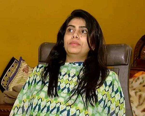  રવિન્દ્રએ મેચ પછી પત્નીના ખબર અંતર પૂછ્યા હતા અને ધ્યાન રાખવાની વાત કરી હોવાનું સૂત્રોએ જણાવ્યું હતું. લગ્ન પછી રવિન્દ્ર સતત સારુ રમી રહ્યો છે. જેનો એકરાર પત્નીએ પણ કર્યો હતો.