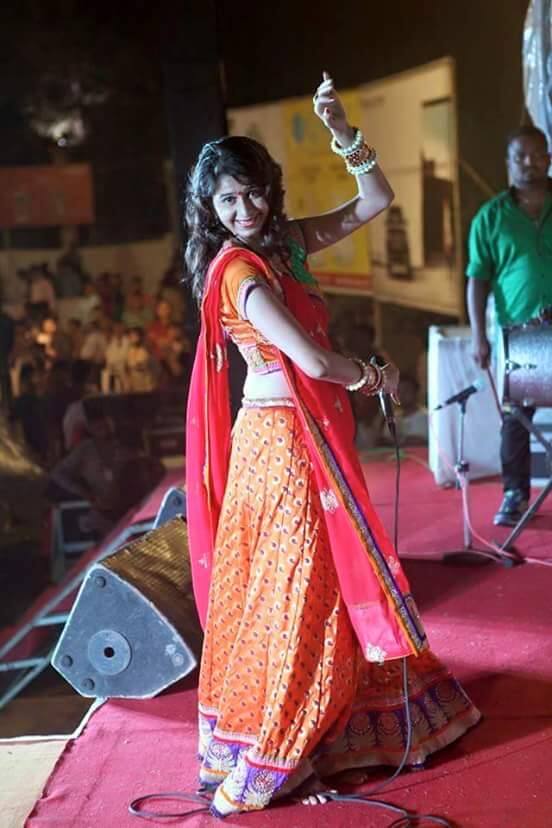 પણ મજાની વાત એ છે કે નેટ પર રિઝલ્ટ ચેક કરી લીધા પછી કિંજલ જયારે અમદાવાદના બાપુનગર વિસ્તારમાં આવેલી વિદ્યાનગર હાયર સેકન્ડરી સ્કૂલમાં પોતાનું રિઝલ્ટ લેવા ગઈ ત્યારે બધા તેને ઘેરી વળ્યા હતા અને સ્કૂલના સ્ટાફ અને ટીચર્સ સહિત સૌકોઈએ તેની પાસે ડિમાન્ડ કરી હતી કે જો તે ગીત ગાશે તો જ તેને રિઝલ્ટ મળશે.
