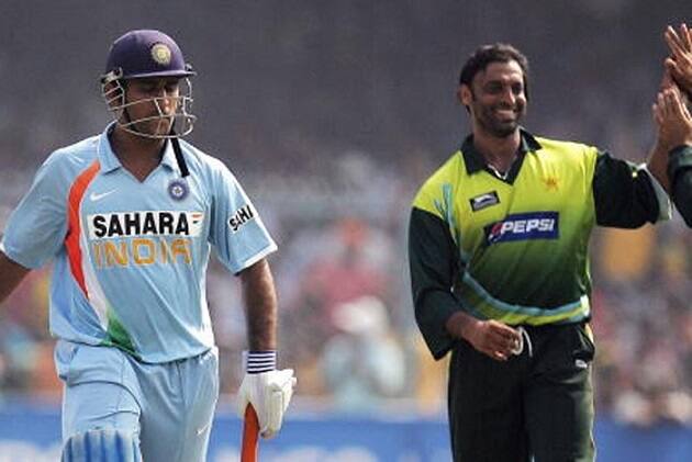 પરંતુ પૂર્વ કેપ્ટન મહેંદ્ર સિંહ ધોનીનો જવાબ બધા કરતા અલગ હતો. વિલકિન્સે ધોનીને ડકવર્થ-લૂઈસ નિયમને લઈને અમુક સવાલો કર્યો હતો. જેનો ધોનીએ જોરદાર આપ્યા હતા. ધોનીએ કહ્યું, આઈસીસીને પણ આ નિયમ કેવી રીતે કામ કરે છે તેના વિશે પણ ખબર નથી. વરસાદવાળી મેચોમાં સ્કોરની ગણતરી ડકવર્થ-લુઈસ નિયમ પ્રમાણે કરવામાં આવે છે.