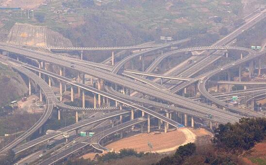ચોગકિંગઃ પાંચ લેયરની સંરચના, જેમાં કાર બધી જ દિશામાંથી આવતી જોઈ શકાય છે. આ હાઈવે ઇન્ટરચેન્જમાં અનેક વખત મોટરચાલકોના આંસૂ નીકળી જાય છે, કારણ કે તે ખુદને કોંક્રીટ નિર્મિત એક ભૂલ-ભૂલામણીમાં હોવાનો અનુભવ કરે છે. દક્ષિણ પૂર્વ ચીનના વિશાળ મહાનગર ચોગકિંગના બહારના વિસ્તારમાં હુગાઁગજુઆન ઇન્ટરચેન્જ ફ્લાયઓવરનું કામ આઠ વર્ષ બાદ વિતેલા સપ્તાહે પૂરું થયું.