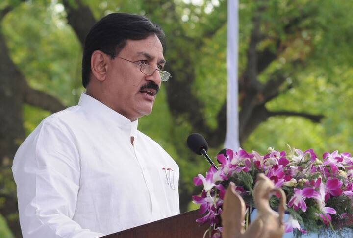 કોંગ્રેસનું એક જૂથ ઇચ્છે છે કે શંકરસિંહના કાર્યકરોનો પાયો મજબૂત છે અને તેઓ વ્યુહ રચના ઘડવામાં માસ્ટર છે અને કાર્યકરોને ગમતા નેતા છે. તેઓ એક જ એવા નેતા છે જેઓ વડાપ્રધાન, સંઘ અને ભાજપને સારી રીતે જાણે છે. જયારે બીજુ જૂથ માને છે કે, બાપુના આદર્શો મૂળ કોંગ્રેસી જેવા નથી. જો તેઓ પક્ષ છોડી દેશે તો કોંગ્રેસને વધુ ફાયદો થાય તેમ છે. જો કે થોડા દિવસથી શંકરસિંહનું મૌન પક્ષના કાર્યકરોને અકળાવી રહ્યુ છે.