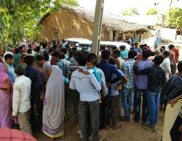 આ સમગ્ર ઘટનામાં આરોપીઓએ યુવતીને ભગાડી જનાર નહીં, પરંતુ અન્ય ભળતા નામના યુવકને માર મારતાં પોલીસ ફરિયાદ થઈ છે. પ્રેમીના બે મિત્રોની સાથે તેને પણ થાંભલા સાથે બાંધીને ઢોર માર માર્યો હતો. જોકે, પરિવારજનોને ભૂલની જાણ થતાં તેની માફી માંગી હતી, જોકે યુવકે ફરિયાદ કરી છે. યુવકની ફરિયાદને આધારે ચારની ધરપકડ કરવામાં આવી છે. જોકે, જામીનપાત્ર ગુનો હોઈ તેમનો છૂટકારો થયો હતો. 