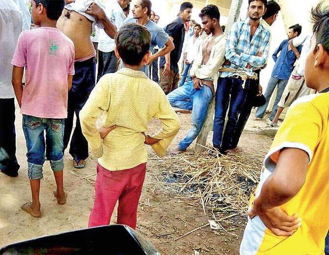 અન્ય યુવક અંગે પૂછપરછ કરતાં તેમણે ભગો નામનો છોકરો હોવાનું જણાવ્યું હતું. ફરિયાદી જયદીપસિંહ ઉર્ફે ભગો પોતાની સ્ટેશનરી દુકાને સવારે બેઠો હતો ત્યારે બે શખ્સો કામ છે તેમ જણાવી ખેતરમાં લઈ ગયા હતા. જ્યાં ચારેય આરોપીઓએ ભેગા મળીને ત્રણેય યુવકને ઢસડીને ગામમાં લઈ જઇ થાંભલા સાથે બાંધીને ઢોર માર માર્યો હતો. ભળતા નામ સાથે જયદીપસિંહને લઈ જઈ માર મારવાને પગલે યુવકે ફરિયાદ કરી છે.