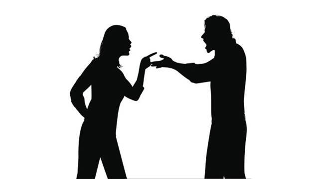  રાતે 11.30 વાગ્યે પ્રેમિકાના ઘરે આવી પહોંચેલા પ્રેમી અલ્પેશ ટેલરે તારી પત્ની સાથે પ્રેમ સંબંધ છે, તેમ કહી ખિસ્સામાંથી છરો કાઢી મારવાનો પ્રયાસ કર્યો હતો. જોકે, ઇશાનીએ છરો ખૂંચવી લીધો હતો અને પછી ઘરમાંથી લાકડી લાવીને આપી હતી અને તેનાથી મારવા કહ્યું હતું. આથી અલ્પેશ હેમલને લાકડી અને ગડદા-પાટુથી માર માર્યો હતો. જોકે, હેમલ લોહીલૂહાણ થઈ જતાં ઇશાનીએ પ્રેમીને ભગાડી મૂક્યો હતો. 