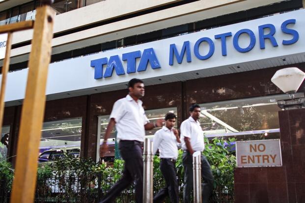 tata motors share price drops brokerage firm giving this advice know details Tata Motors: সোমে ৯ শতাংশ ধসে মঙ্গলে সবুজে ঘুরল টাটা মোটরস, হোল্ড না সেল করবেন ?