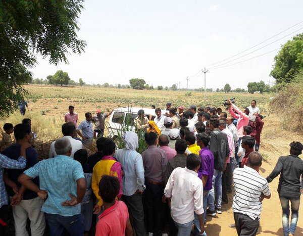 પાસેના રેલ્વે ટ્રેક પર મજૂરીકામ કરતા ચાર ઇસમો હત્યાના દિવસે જ જતા રહ્યા હોવાની ખબર પડતાં પોલીસે તેમને રાજસ્થાનથી લાવીને ઓળખ પરેડ કરાવી હતી. રાકેશની પત્નીએ આ ઇસમો હોવા અંગે ઇન્કાર કરી દેતાં ચંદુએ તેને ખખડાવી હતી અને કહ્યું હતું કે, તારે ગમે તે બેને ઓળખી બતાવવા હતા.