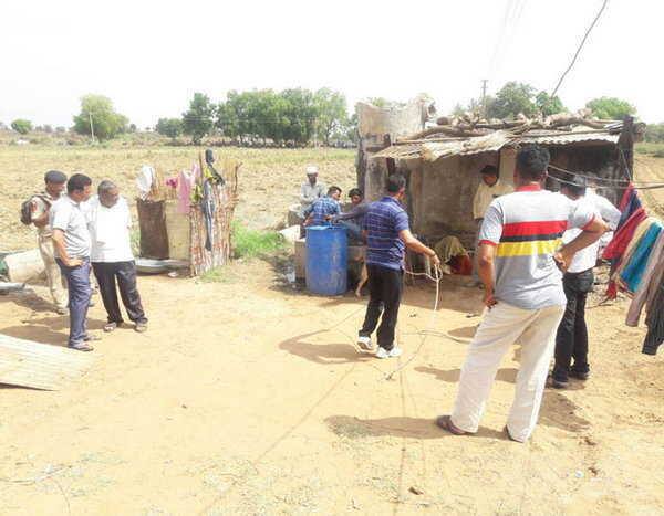 આ બાબતની પોલીસને જાણ થઇ જતાં ડમી વ્યક્તિને લીલા રંગનુ ટીશર્ટ પહેરાવી તેની આગળ લાવતાં આ જ હતો તેવો દાવો કરતાં પોલીસનો શક પાકો થઇ ગયો હતો. જેને પગલે તેની આકરી પૂછપરછ કરતાં યુવતી ભાંગી પડી હતી અને સમગ્ર ઘટનાનો પર્દાફાશ થયો હતો.