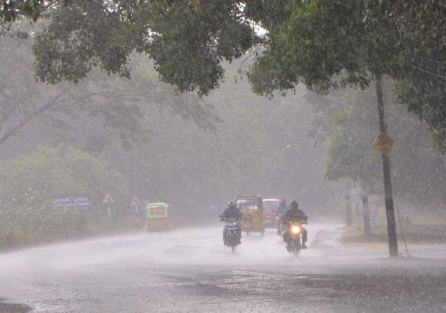 ગુજરાત પ્રદેશ, સૌરાષ્ટ્ર, દિવ, દમણ, દાદરાનગર હવેલીમાં ભારેથી અતિભારે વરસાદની ચેતવણી જારી કરવામાં આવી છે. બીજી બાજુ દક્ષિણ ગુજરાત, કચ્છ અને સૌરાષ્ટ્રમાં હાલ વરસાદી માહોલ અકબંધ રહેતા તાપમાનમાં નોંધપાત્ર ઘટાડો થયો છે. 