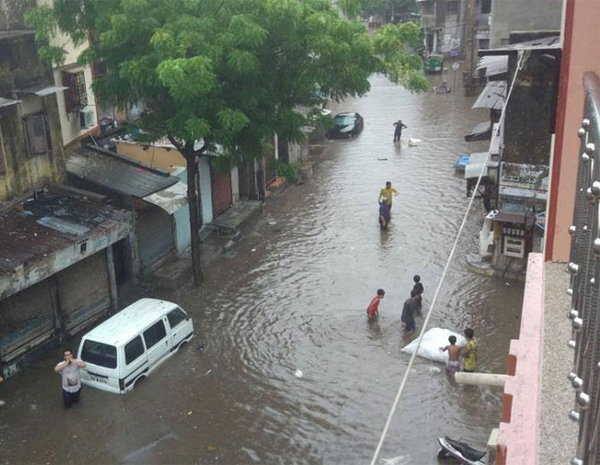 અમદાવાદ શહેર સહિત રાજયભરમાં આગામી ત્રણ દિવસ ભારે વરસાદની આગાહી હવામાન ખાતા દ્વારા કરવામાં આવી છે. ખાસ કરીને સૌરાષ્ટ્ર અને દક્ષણિ ગુજરાતના વિસ્તારોમાં ભારેથી અતિ ભારે વરસાદ નોંધાવાની શકયતા છે. આ સિવાય રાજયના અન્ય વિસ્તારોમાં પણ વરસાદી વાતાવરણ ચાલુ રહેશે.