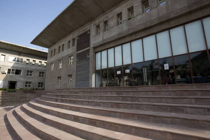 સમગ્ર મામલો સુપ્રીમ કોર્ટમાં પડતર છે. જેના કારણે યુનિવર્સિટી દ્વારા જાહેર કરવામાં આવેલી પ્રવેશ પ્રક્રિયામાં એવી સ્પષ્ટતા કરવામાં આવી છે કે, ઓનલાઇન રજિસ્ટ્રેશન કરતાં દરેક વ્યકિત પૈકી જેઓની વયમર્યાદા 30 વર્ષ ઉપર છે તેઓએ એવી બાંયેધરી આપવી પડશે કે મારી ઉમર ૩૦ વર્ષથી વધારે હોવા છતાં પ્રવેશ માટે ફોર્મ ભર્યા છે પરંતુ સુપ્રીમ કોર્ટ દ્વારા જે આખરી ચુકાદો આપવામાં આવશે તેને માન્ય ગણવાનો રહેશે.