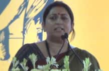 અમરેલી: કેંદ્રીય મંત્રી સ્મૃતિ ઈરાની પર યુવકે ફેકી બંગડીઓ, ખેડૂતોનું દેવુ માફ કરો ના લગાવ્યા નારા