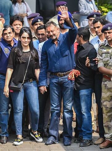 ૧૯૯૩ બ્લાસ્ટ્સમાં ઉપયોગમાં લેવામાં આવેલાં જથ્થાના એક ભાગના શસ્ત્રો દત્ત પાસે રહ્યા હોવાના કેસમાં તેને કોર્ટે પાંચ વર્ષ કારાવાસની સજા ફટકારી હતી. ટ્રાયલ દરમિયાન જામીન પર રહેલા એક્ટરે મે ૨૦૧૩માં કોર્ટમાં શરણાગતિ સ્વીકારી હતી. સંજય દત્તને તેની સારી વર્તણૂકને કારણે પૂણેની યરવડા જેલમાંથી આઠ મહિના અગાઉ છોડી મૂકાયો હતો.